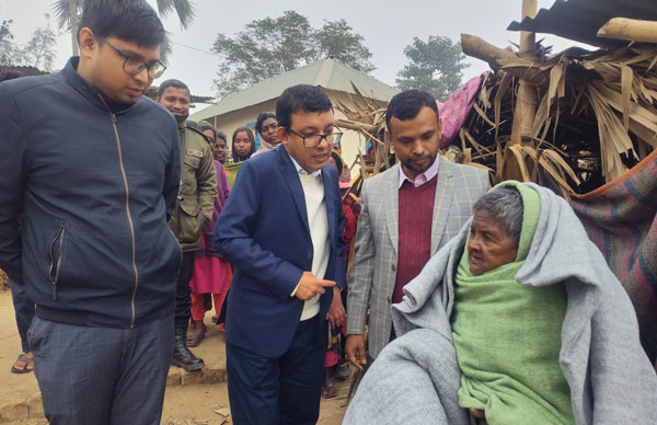 সেই অসহায় বৃদ্ধা নীলমণির পাশে দাঁড়ালেন পত্নীতলা ইউএনও আলীমুজ্জামান 