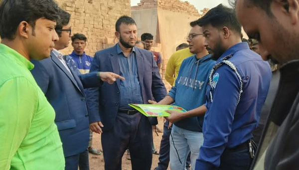 সেনবাগে অবৈধভাবে ইটভাটার বিরুদ্ধে ভ্রাম্যমান আদালতের অভিযান চিমনী ভেঙ্গে অকেজো, একলক্ষ টাকা জরিমানা