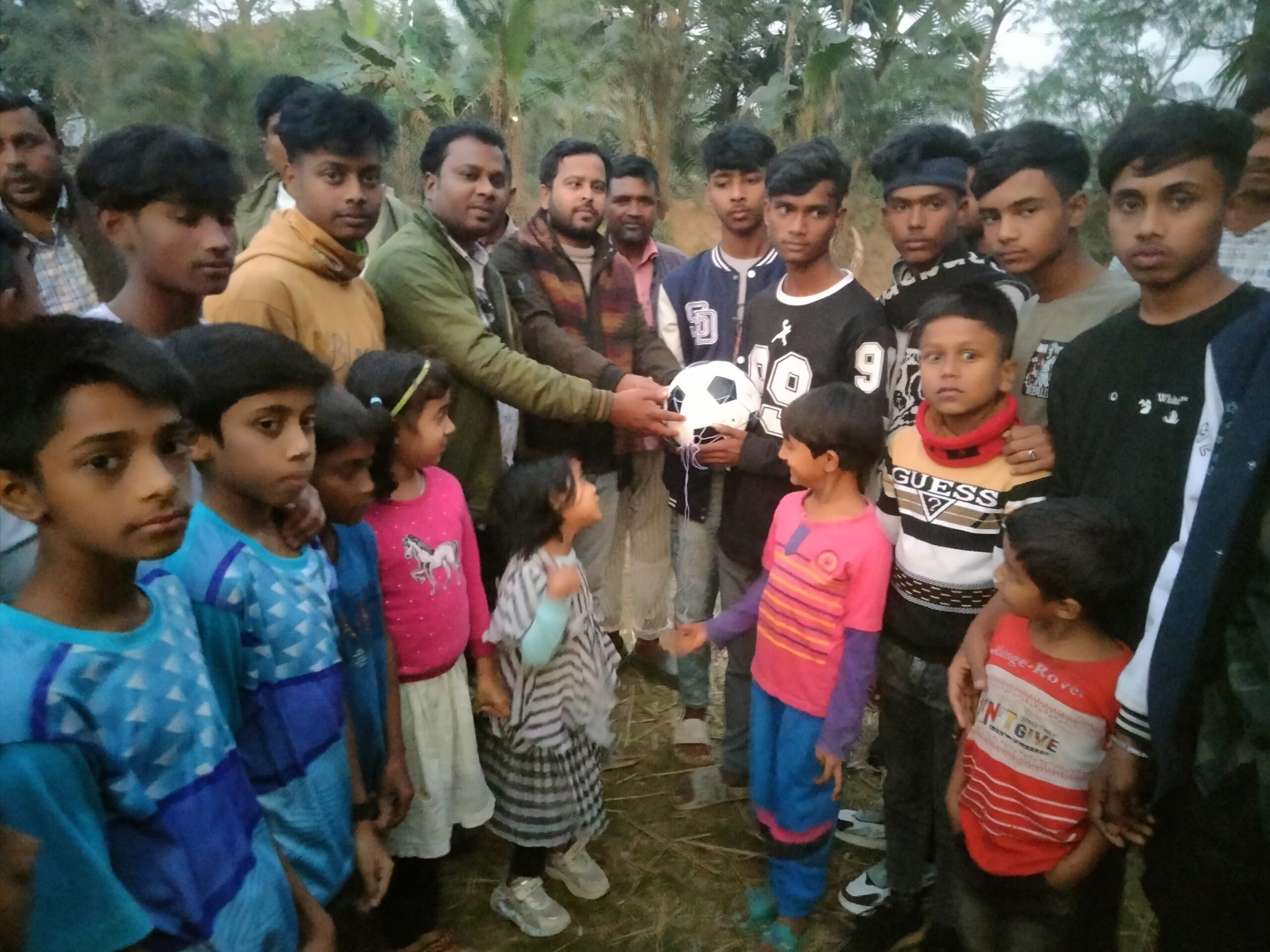 উপজেলা ও পৌর যুবদল ও ছাএদলের উদ্যোগে ফুটবল বিতরন।।