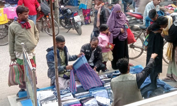 মধুখালীতে শীতের পুরান কাপড় বাজারে ক্রেতার ভিড়