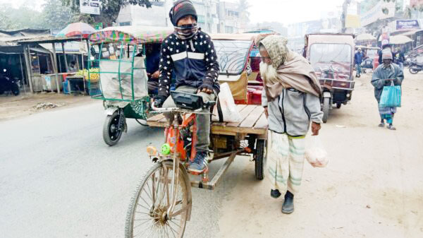 বীরগঞ্জে আবারও জেঁকে বসেছে তীব্র শীত