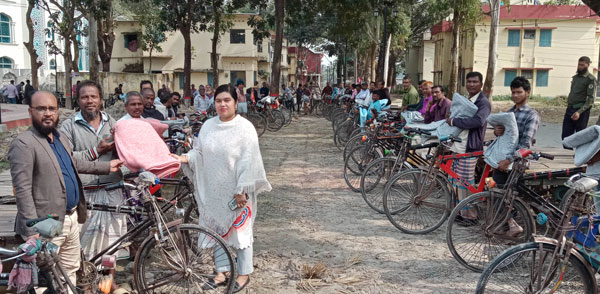 পার্বতীপুরে ভ্যানচালকদের মাঝে উপজেলা প্রশাসনের কম্বল বিতরণ