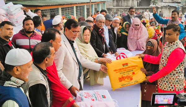 সিরাজগঞ্জে জিয়াউর রহমানের জন্মদিন  উপলক্ষে বিএনপির কম্বল বিতরণ