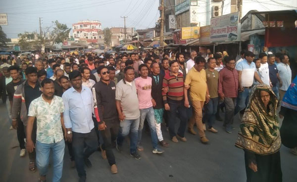 জেলা বিএনপি নেতার বিরুদ্ধে অপপ্রচারের প্রতিবাদে ফুলবাড়ীতে মানববন্ধন ও বিক্ষোভ সমাবেশ