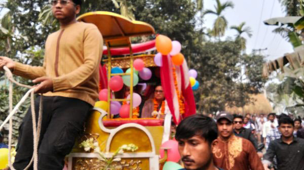 লালমনিরহাটে ঘোড়ার টমটম গাড়িতে রাজকীয় ভাবে প্রধান শিক্ষককে বিদায় 