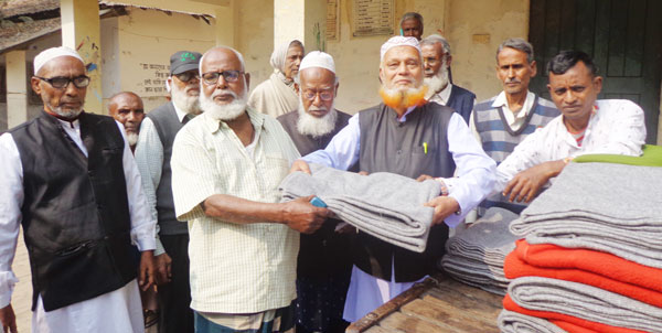 ফুলবাড়ীতে মুক্তিযোদ্ধাদের মাঝে শীতবস্ত্র বিতরণ