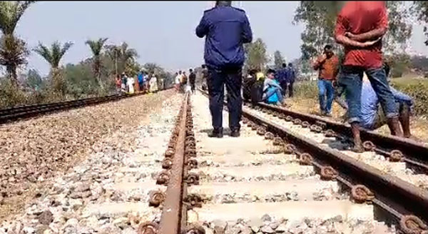 পার্বতীপুরে দুর্বৃত্তরা এক রেল কর্মচারীকে হত্যা করে পালিয়েছে!