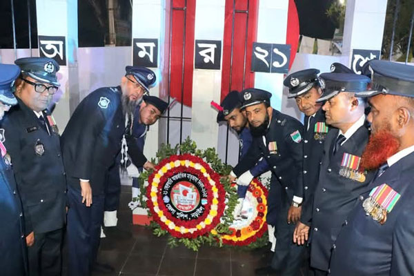 নড়াইলে শহীদদের বেদীতে পুষ্পস্তবক অর্পণ জেলা পুলিশের