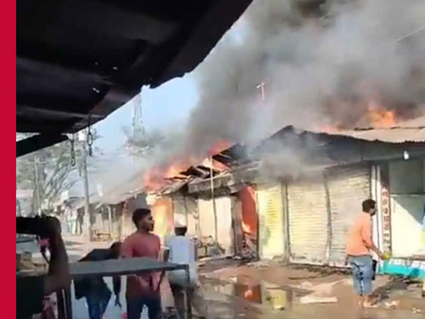 চাটখিলে লন্ড্রি দোকানের আগুনে ১৫ দোকান পুড়ে ছাঁই