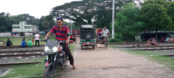 মধুখালীতে অরক্ষিত রেলক্রসিং ঝুকি নিয়ে পারাপার