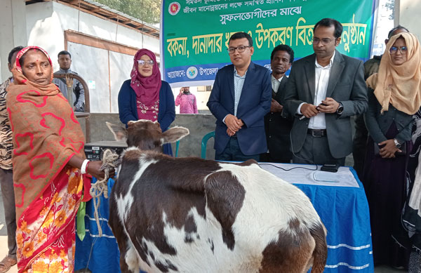 পত্নীতলায় গরু, খাদ্য ও উপকরণ পেলো ১২০ আদিবাসী পরিবার