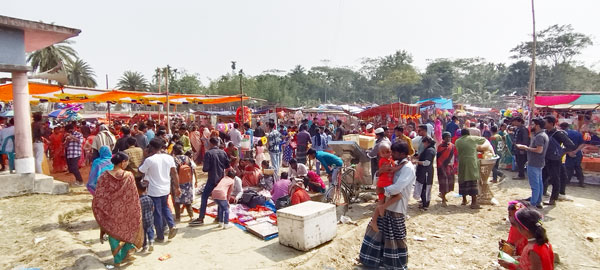 হাজার হাজার দর্শনার্থীদের কোলাহলপূর্ণ উৎসব মুখর পরিবেশের  তিনশত বছরের পুরনো মেলা