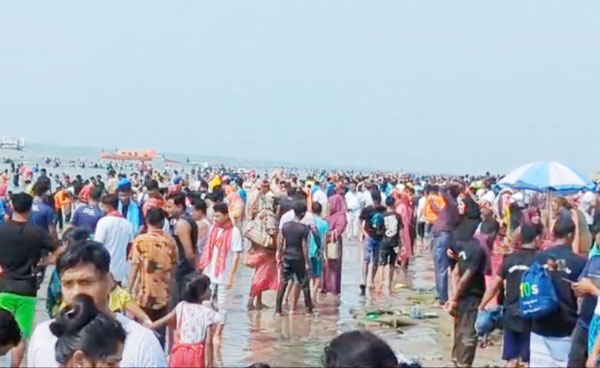 মৌসুমের শেষ সময়ে লাখো পর্যটকের পদচারনায় মুখরিত কুয়াকাটা