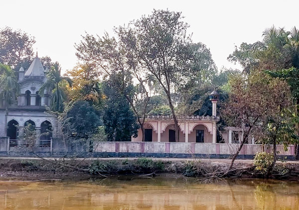 বীরগঞ্জে পাশাপাশি মসজিদ-মন্দির : ধর্মীয় সম্প্রীতির এক অনন্য