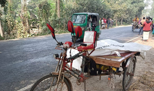 সাঁথিয়ায় ট্রলির ধাক্কায় প্রাণ গেল সিএনজির দুই যাত্রীর