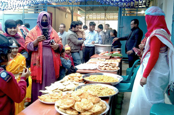 ঘোড়াঘাট সেঁজুতি প্রি-ক্যাডেট স্কুলে পিঠা উৎসবে