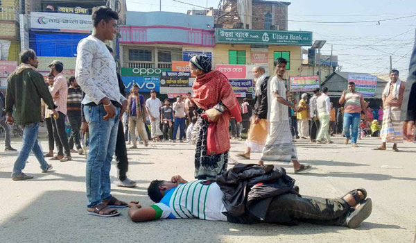 নাটোরে চাঁদাবাজির অভিযোগে ওয়ার্ড বিএনপি নেতাকে আটক: মুক্তির দাবিতে থানা ঘেরাও-সড়ক অবরোধ করে বিক্ষোভ 