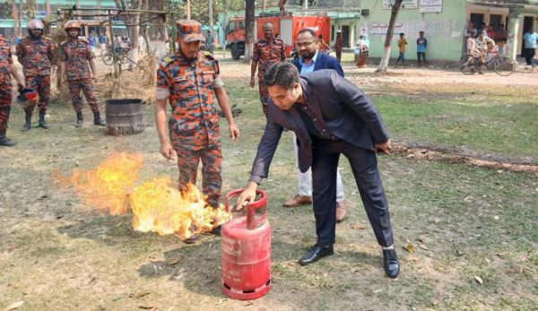 ফুলবাড়ীতে অগ্নিকান্ড ও ভূমিকম্প বিষয়ে সচেতনা বৃদ্ধি মহড়া ও আলোচনা সভা অনুষ্ঠিত