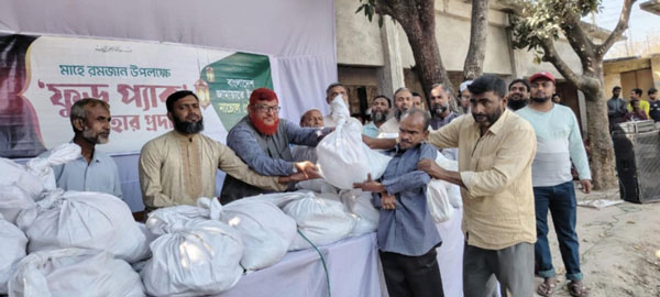 নাচোলে রমজান উপলক্ষে জামায়াতের খাদ্যসামগ্রী বিতরণ 