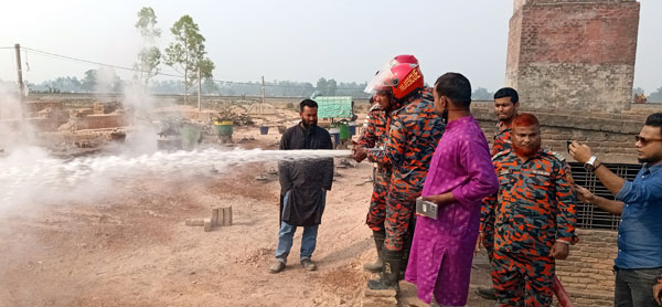 বিরলে ইট ভাটায় ভ্রাম্যামান আদালতের অভিযান