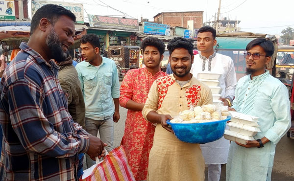 বিরলে ফ্রেন্ড সার্কেলের উদ্যোগে ৫০০ জন রোজাদারদের মাঝে ইফতারি প্যাকেট বিতরণ