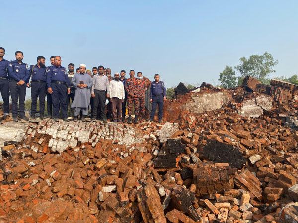 ফুলবাড়ীতে অবৈধ  ইটভাটার চিমনি ভেঙ্গে গুড়িয়ে দিলো প্রশাসন