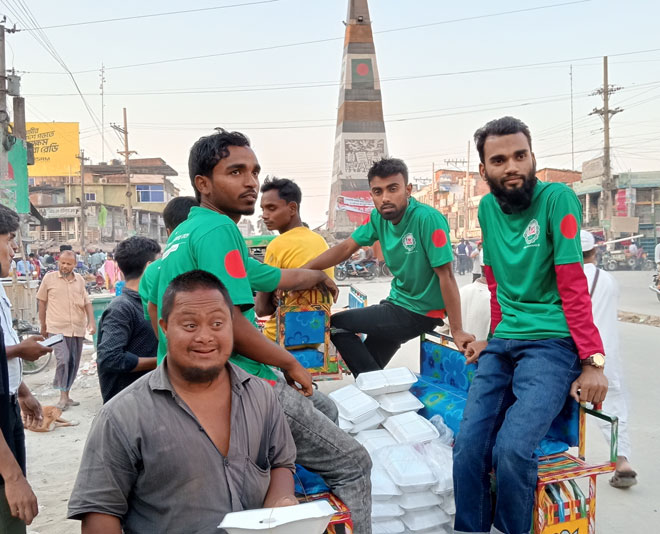 পত্নীতলায় বিডিক্লিন আয়োজিত পথচারী ও অসহায়দের মাঝে ইফতার বিতরণ অনুষ্ঠিত 