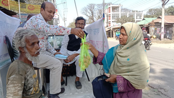 কুড়িগ্রামে রমজান উপলক্ষে কম দামে দুধ ও ডিম বিক্রি