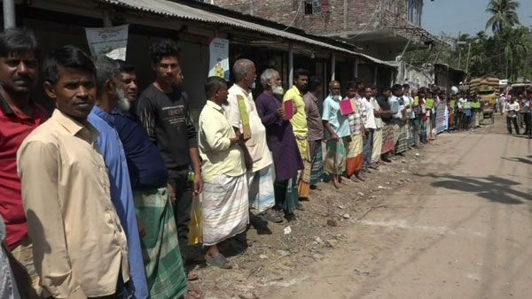 গুরুদাসপুর থানার সাবেক ওসি আব্দুল মতিনের  চাকরিচ্যুতি-গ্রেপ্তার দাবিতে মানববন্ধন ও বিক্ষোভ