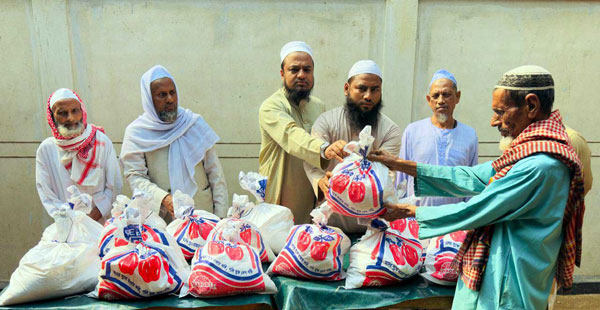 শতাধিক মসজিদের সম্মাণিত মুয়াজ্জিন ইমাম খতিবগণের মধ্যে হাদিয়া প্রদানসহ ৫ শতাধিক পরিবারের মধ্যে খাদ্য সামগ্রী বিতরন