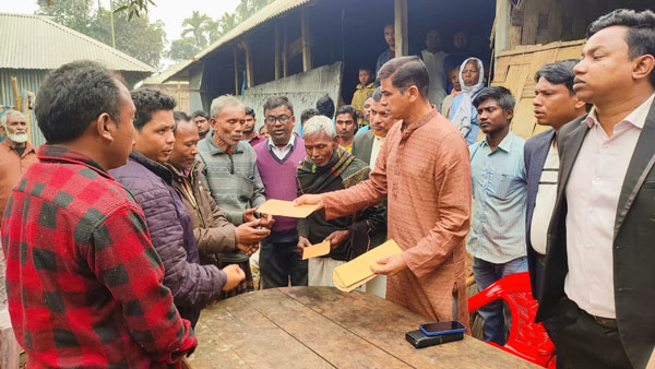 বোদায় অগ্নিকান্ডে ক্ষতিগ্রস্থ্য পরিবারের মাঝে ফরহাদ হোসেন আজাদের সহযোগীতা প্রদান