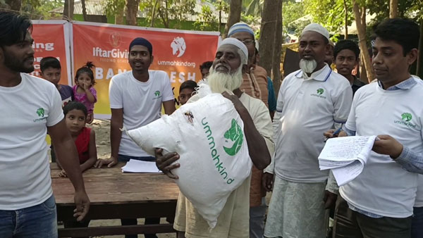 স্বেচ্ছাসেবী সংগঠন আলো আশার এর উদ্যোগে সেনবাগে দুই শতাধিক অসহায় দুঃস্থদের ইফতার সামগ্রী বিতরণ