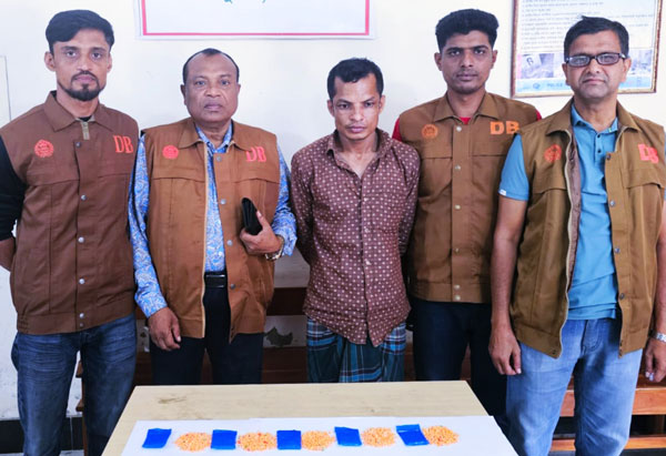 নেত্রকোণায় ডিবি’র পুলিশের  অভিযানঃ ইয়াবাসহ গ্রেফতার -১