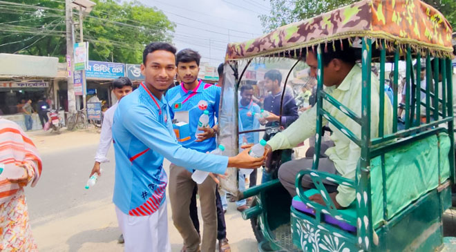 বীরগঞ্জে তীব্র গরমে পথচারীদের মাঝে বিশুদ্ধ পানি ও খাবার স্যালাইন বিতরণ বীরগঞ্জে তীব্র গরমে পথচারীদের মাঝে বিশুদ্ধ পানি ও খাবার স্যালাইন বিতরণ