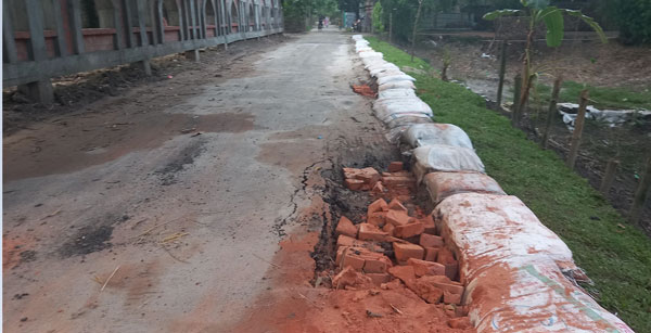 তেঁতুলিয়ায় নির্মাণের ১৫ দিনের মাথায় দেবে গেল সড়ক
