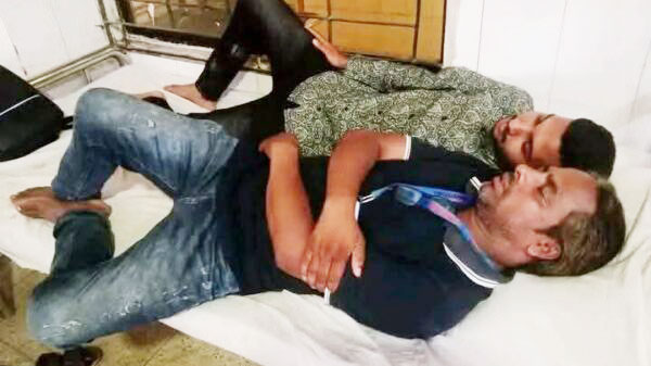 লালমনিরহাটে ধর্ষণ মামলার বাদীর বাড়িতে অগ্নিসংযোগ তিন সাংবাদিক আহত লালমনিরহাটে ধর্ষণ মামলার বাদীর বাড়িতে অগ্নিসংযোগ তিন সাংবাদিক আহত