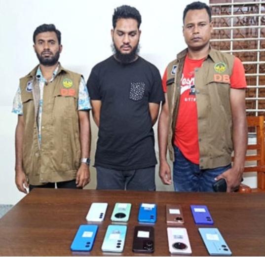 রাজশাহীতে ডিবি পুলিশের অভিযানে চোরাই মোবাইলসহ আটক-১ রাজশাহীতে ডিবি পুলিশের অভিযানে চোরাই মোবাইলসহ আটক-১