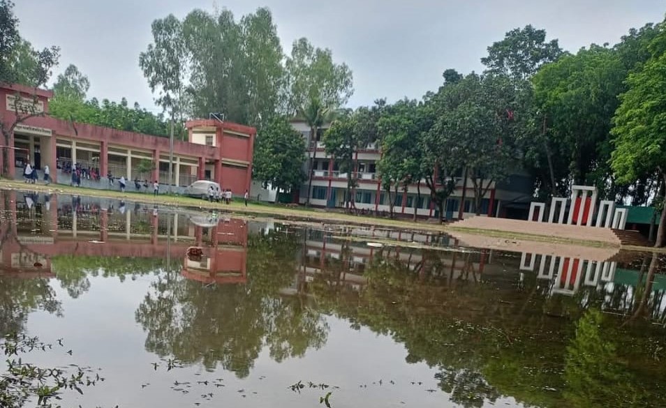 নওগাঁর শালুকা উচ্চ বিদ্যালয়ের খেলার মাঠে জলাবদ্ধতা, দুর্ভোগে শিক্ষার্থীরা নওগাঁর শালুকা উচ্চ বিদ্যালয়ের খেলার মাঠে জলাবদ্ধতা, দুর্ভোগে শিক্ষার্থীরা