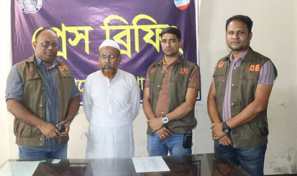 যশোরে ডিবি পুলিশের অভিযানে ৩৩ মামলার আসামি তারেক আটক যশোরে ডিবি পুলিশের অভিযানে ৩৩ মামলার আসামি তারেক আটক