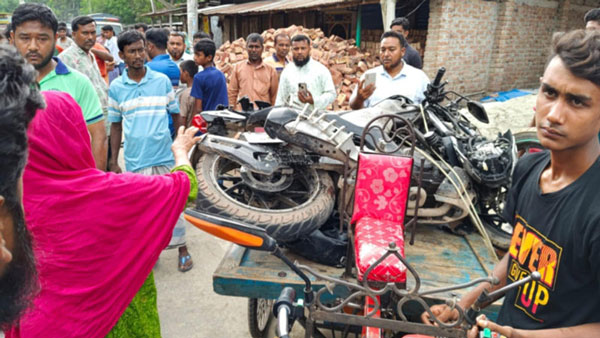 বাঘায় মেয়েকে স্কুলে নিতে গিয়ে জীবন দিলেন পিতা-হাসপাতালে কাতরাচ্ছেন মা ও মেয়ে বাঘায় মেয়েকে স্কুলে নিতে গিয়ে জীবন দিলেন পিতা-হাসপাতালে কাতরাচ্ছেন মা ও মেয়ে