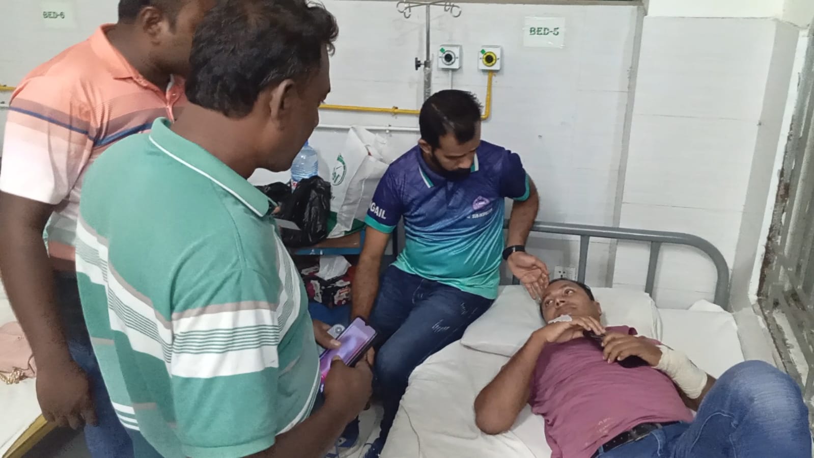 পাঁচবিবিতে পারিবারিক বিবাদ মিমাংসা করতে গিয়ে এস আই ছুরিকাহত। পাঁচবিবিতে পারিবারিক বিবাদ মিমাংসা করতে গিয়ে এস আই ছুরিকাহত।
