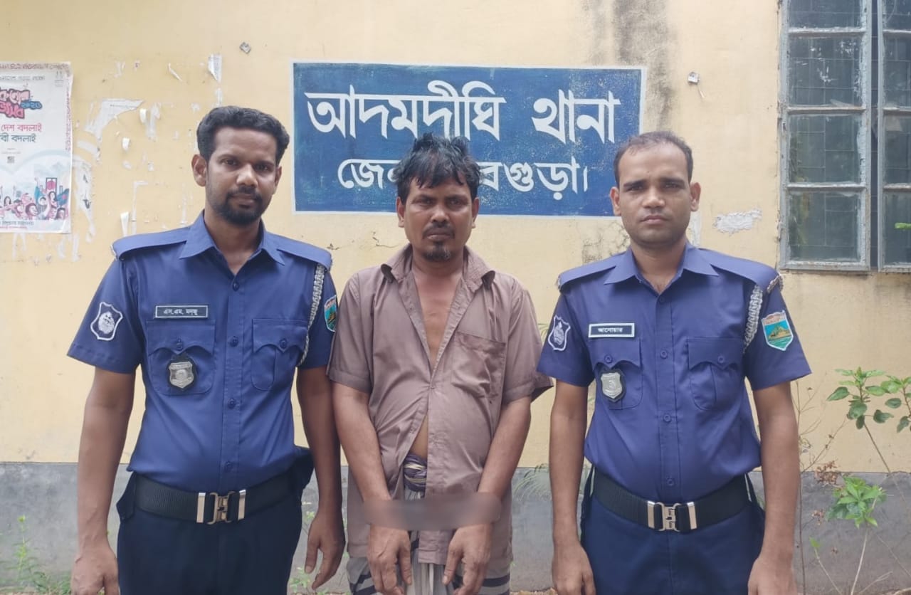 আদমদীঘিতে দোকান থেকে ৯০ হাজার টাকা নিয়ে পালানোর সময় চোর আটক।। আদমদীঘিতে দোকান থেকে ৯০ হাজার টাকা নিয়ে পালানোর সময় চোর আটক।।