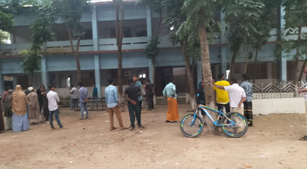 বিদ্যালয়ে এসে হঠাৎ প্রায় অর্ধশত শিক্ষার্থী অসুস্থ শিক্ষার্থী ও অভিভাবকদের মধ্যে আতঙ্ক বিদ্যালয়ে এসে হঠাৎ প্রায় অর্ধশত শিক্ষার্থী অসুস্থ শিক্ষার্থী ও অভিভাবকদের মধ্যে আতঙ্ক