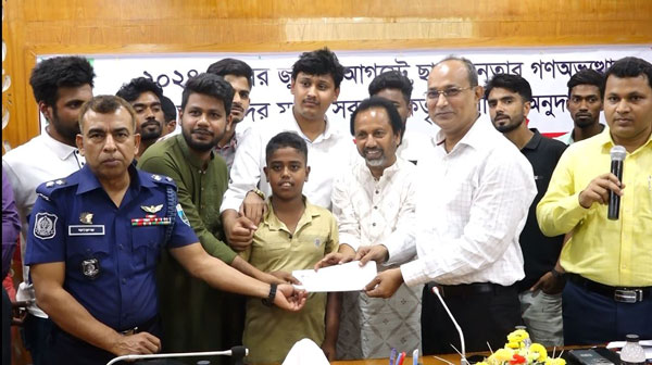 সিরাজগঞ্জে জুলাই-আগষ্টে ১৫৩জন আহতদের মাঝে চেক বিতরন সিরাজগঞ্জে জুলাই-আগষ্টে ১৫৩জন আহতদের মাঝে চেক বিতরন