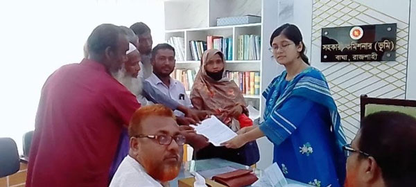 বাঘার আড়ানী ইউনিয়নে পুকুরপাড় ভেঙে পড়ায় চরম দুর্ভোগে স্থানীয় বাসিন্দারা বাঘার আড়ানী ইউনিয়নে পুকুরপাড় ভেঙে পড়ায় চরম দুর্ভোগে স্থানীয় বাসিন্দারা