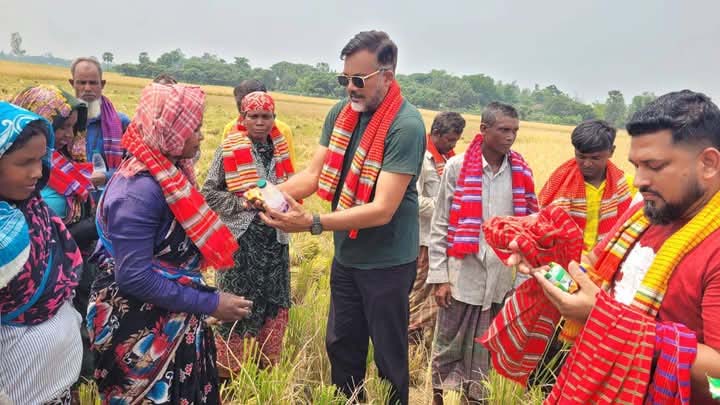 পত্নীতলায় কৃষি শ্রমিকদের কষ্ট লাঘবে পাশে দাড়ালেন খাজা নাজিবুল্লাহ চৌধুরী পত্নীতলায় কৃষি শ্রমিকদের কষ্ট লাঘবে পাশে দাড়ালেন খাজা নাজিবুল্লাহ চৌধুরী