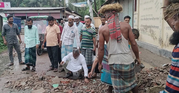নোয়াখালীতে বিএনপি নেতার অর্থায়নে ২ কিলোমিটার সড়ক সংস্কার নোয়াখালীতে বিএনপি নেতার অর্থায়নে ২ কিলোমিটার সড়ক সংস্কার