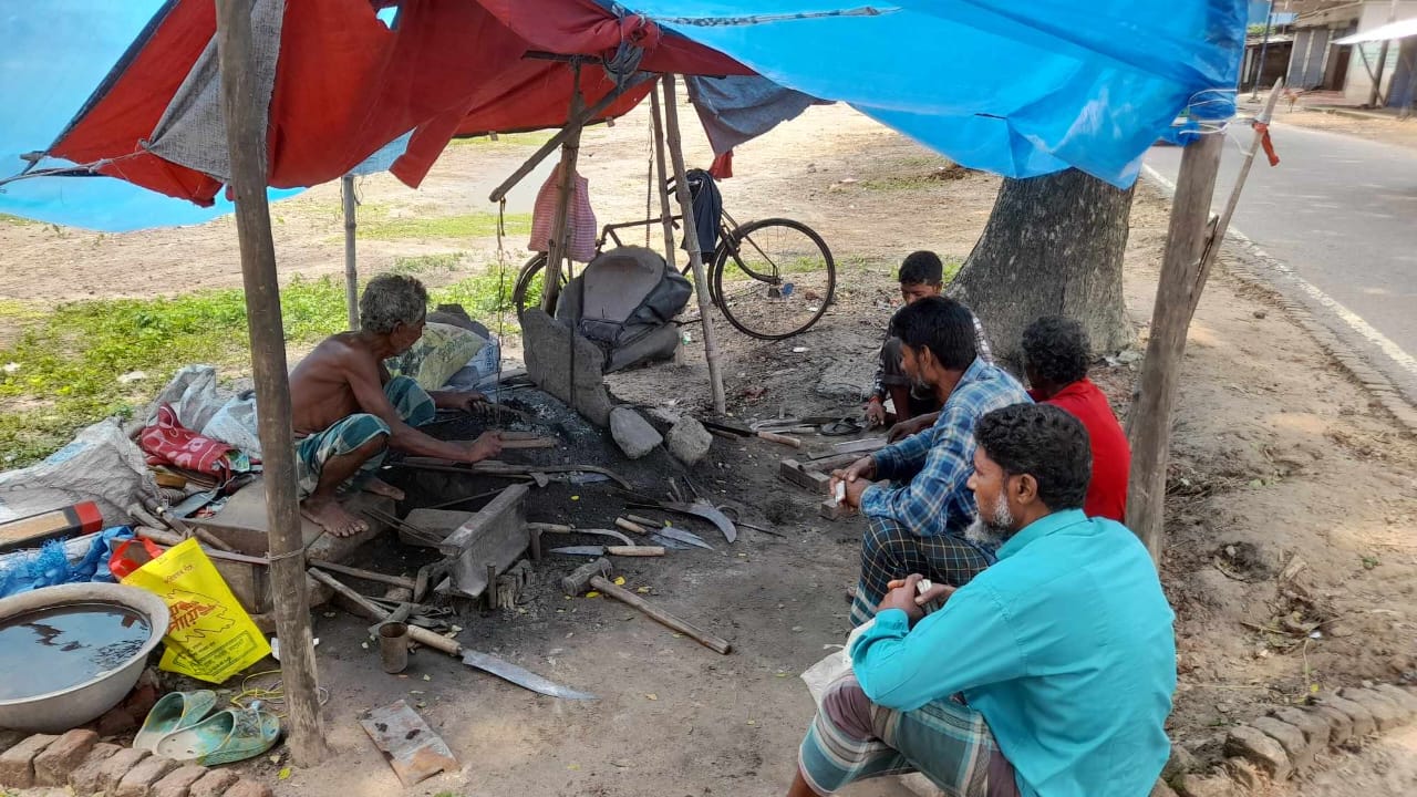 পাঁচবিবিতে এই ঈদে কামারপল্লীতে কাজ কম থাকায় অলস সময় পার করছেন কর্মকাররা।।