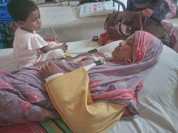 রায়গঞ্জে যাতায়াতের রাস্তা বন্ধ করে দেয়ায় প্রতিবাদ করায় মারপিটে শিশুসহ আহত-৪ রায়গঞ্জে যাতায়াতের রাস্তা বন্ধ করে দেয়ায় প্রতিবাদ করায় মারপিটে শিশুসহ আহত-৪