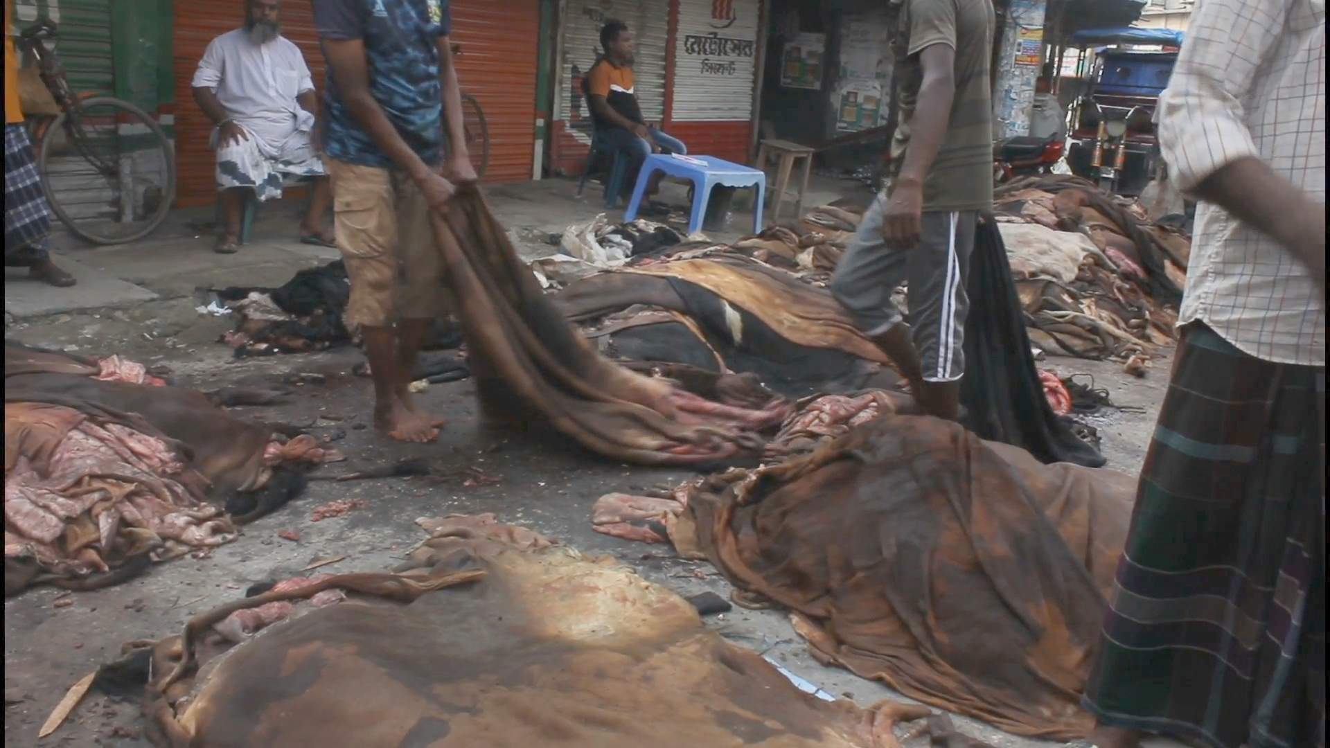 নওগাঁয় কোরবানির চামড়ার বাজারে সিন্ডিকেটের দৌরাত্ম্য; নায্য দাম থেকে বঞ্চিত বিক্রেতারা
